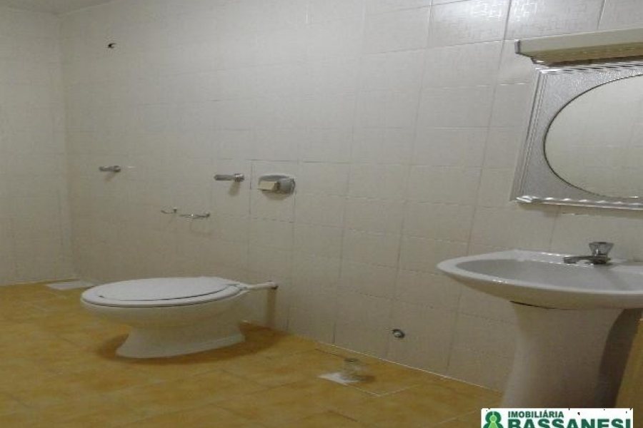 Casa Mobiliada com 250m², 3 dormitórios, 2 vagas, no bairro Medianeira em Caxias do Sul para Alugar