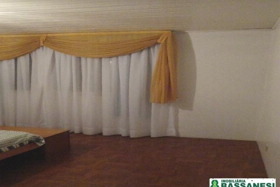 Casa Mobiliada com 250m², 3 dormitórios, 2 vagas, no bairro Medianeira em Caxias do Sul para Alugar