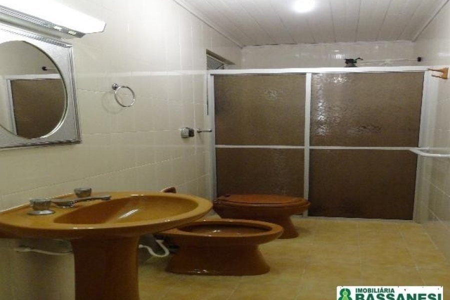 Casa Mobiliada com 250m², 3 dormitórios, 2 vagas, no bairro Medianeira em Caxias do Sul para Alugar