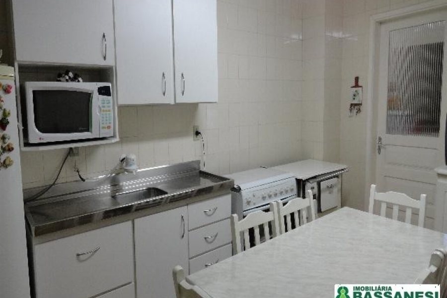 Casa Mobiliada com 250m², 3 dormitórios, 2 vagas, no bairro Medianeira em Caxias do Sul para Alugar