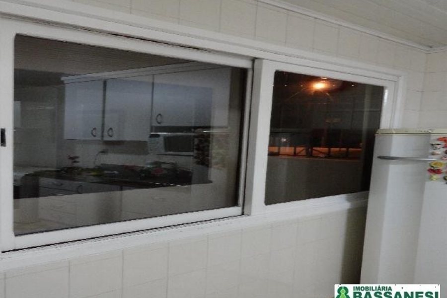 Casa Mobiliada com 250m², 3 dormitórios, 2 vagas, no bairro Medianeira em Caxias do Sul para Alugar