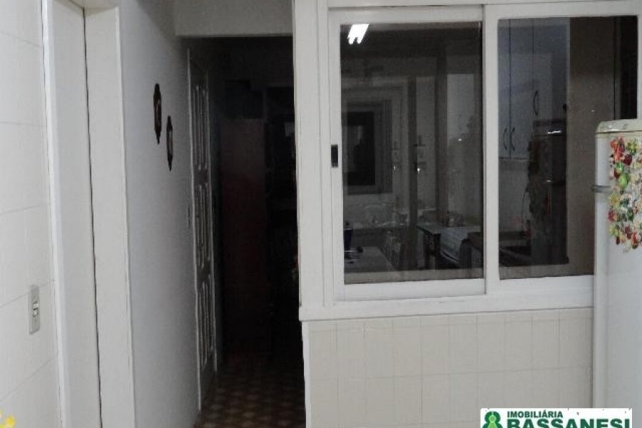 Casa Mobiliada com 250m², 3 dormitórios, 2 vagas, no bairro Medianeira em Caxias do Sul para Alugar