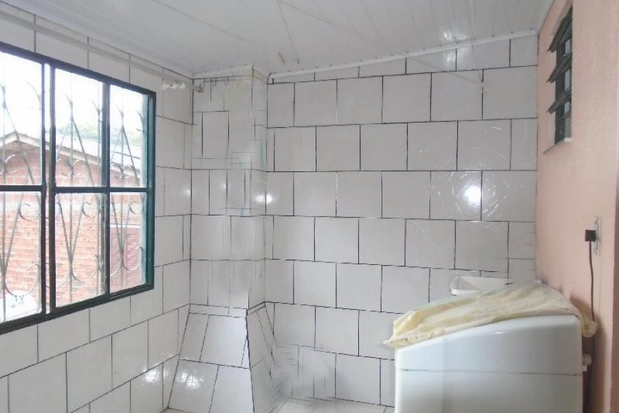 Sobrado Mobiliado com 70m², 2 dormitórios, 1 vaga, no bairro Marechal Floriano em Caxias do Sul para Alugar