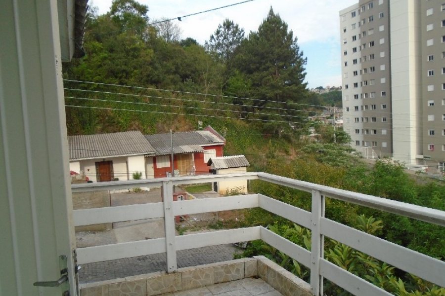 Sobrado Mobiliado com 70m², 2 dormitórios, 1 vaga, no bairro Marechal Floriano em Caxias do Sul para Alugar