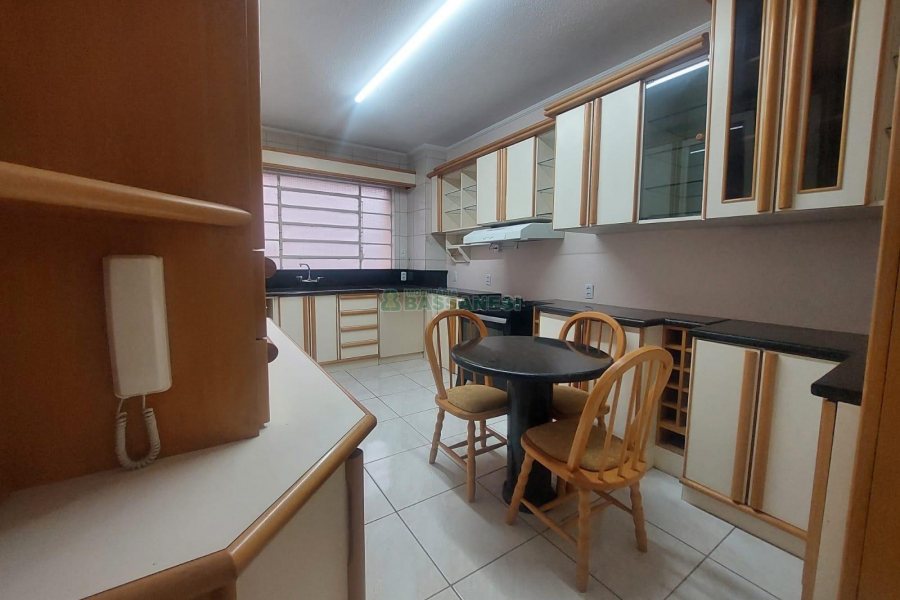 Apto Mobiliado com 130m², 4 dormitórios, 1 vaga, no bairro Centro em Caxias do Sul para Alugar