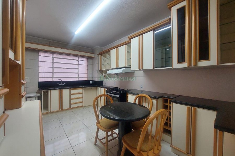 Apto Mobiliado com 130m², 4 dormitórios, 1 vaga, no bairro Centro em Caxias do Sul para Alugar