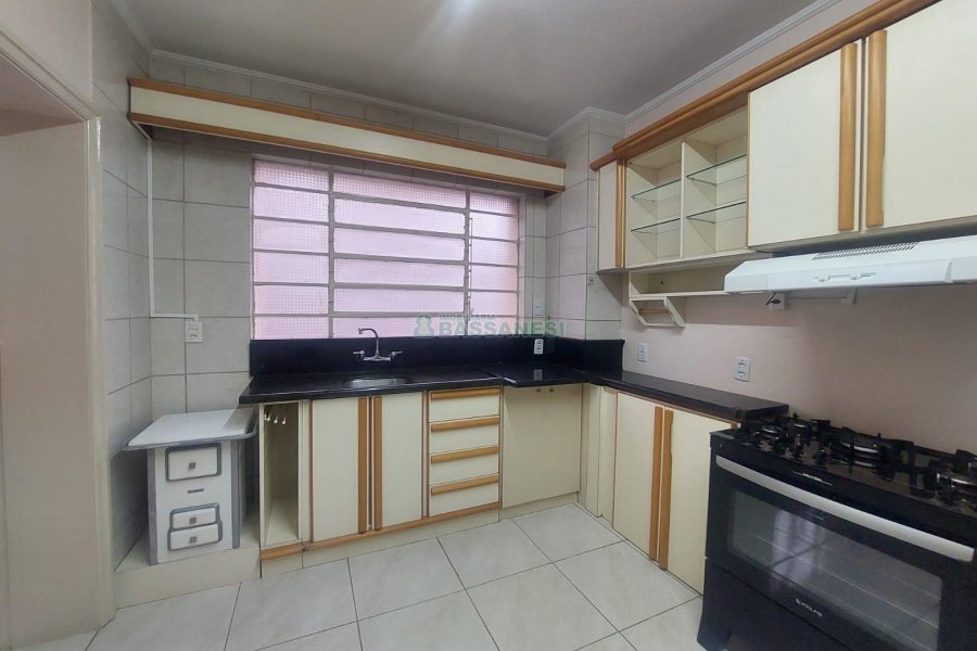 Apto Mobiliado com 130m², 4 dormitórios, 1 vaga, no bairro Centro em Caxias do Sul para Alugar
