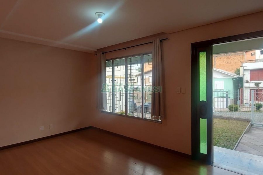 Casa com 180m², 4 dormitórios, 1 vaga, no bairro Sagrada Família em Caxias do Sul para Alugar