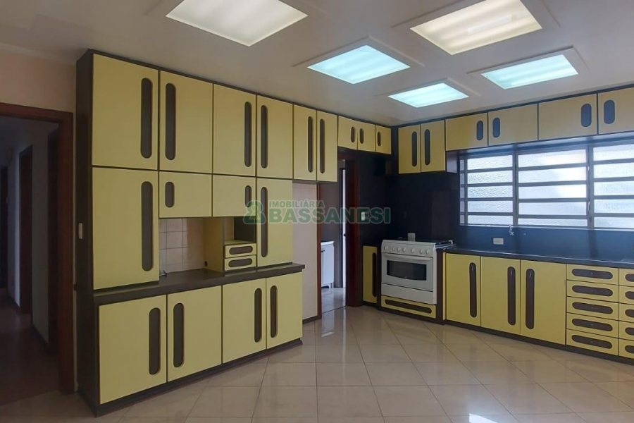 Casa com 180m², 4 dormitórios, 1 vaga, no bairro Sagrada Família em Caxias do Sul para Alugar