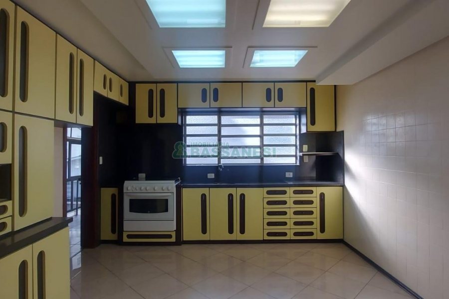 Casa com 180m², 4 dormitórios, 1 vaga, no bairro Sagrada Família em Caxias do Sul para Alugar