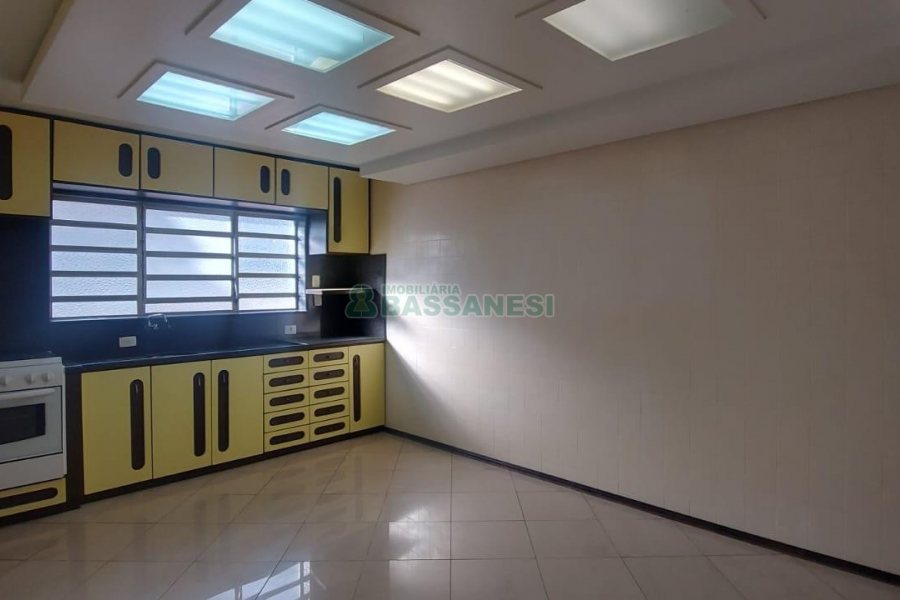 Casa com 180m², 4 dormitórios, 1 vaga, no bairro Sagrada Família em Caxias do Sul para Alugar
