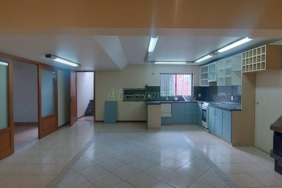 Casa com 180m², 4 dormitórios, 1 vaga, no bairro Sagrada Família em Caxias do Sul para Alugar