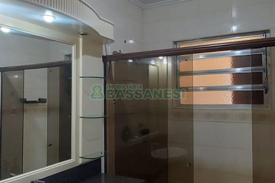 Casa com 180m², 4 dormitórios, 1 vaga, no bairro Sagrada Família em Caxias do Sul para Alugar