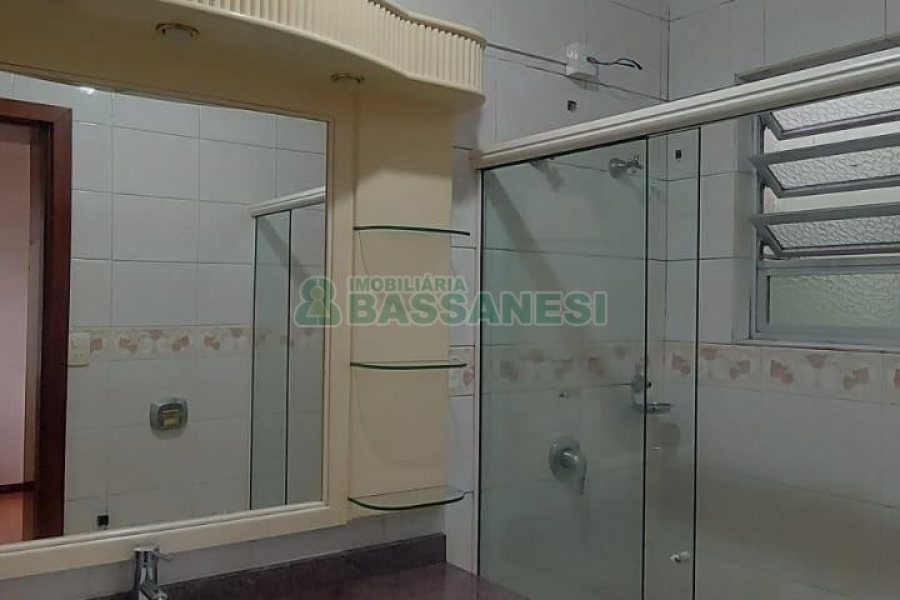 Casa com 180m², 4 dormitórios, 1 vaga, no bairro Sagrada Família em Caxias do Sul para Alugar