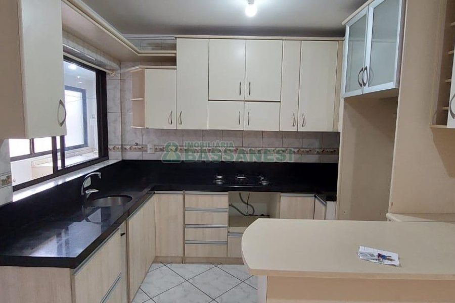 Apartamento com 141m², 3 dormitórios, 1 vaga, no bairro Centro em Caxias do Sul para Comprar