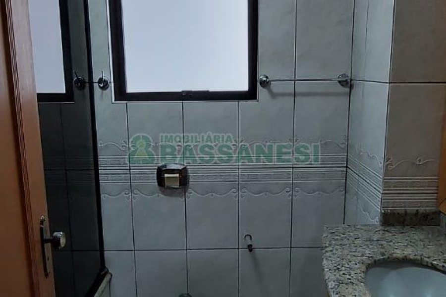 Apartamento com 141m², 3 dormitórios, 1 vaga, no bairro Centro em Caxias do Sul para Comprar
