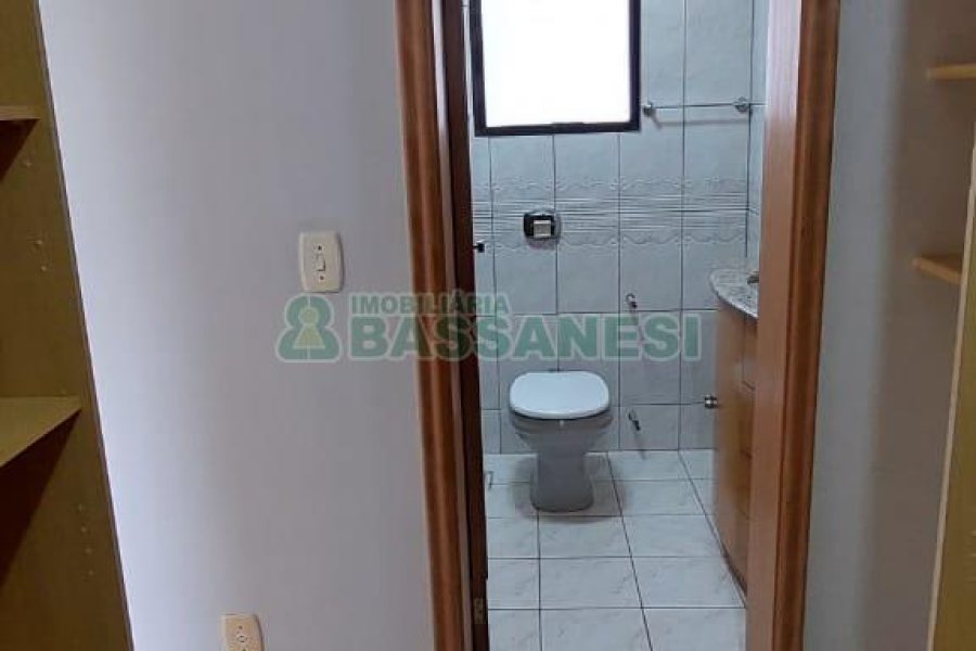 Apartamento com 141m², 3 dormitórios, 1 vaga, no bairro Centro em Caxias do Sul para Comprar