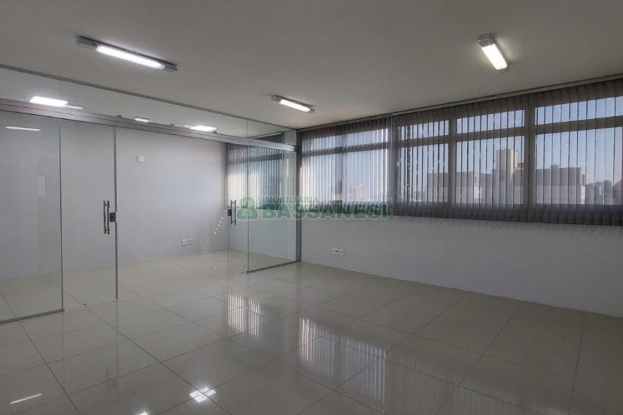 Sala com 60m², 1 vaga, no bairro Centro em Caxias do Sul para Alugar