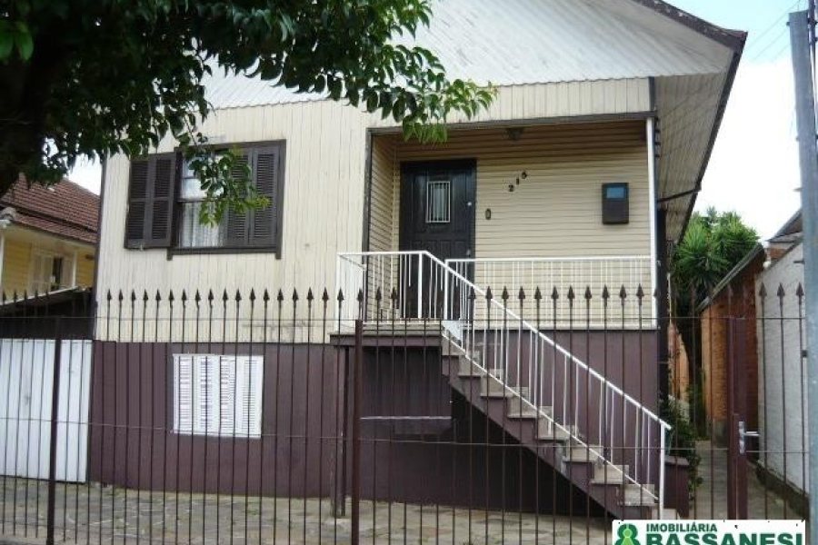 Casa com 150m², 3 dormitórios, 1 vaga, no bairro Pio X em Caxias do Sul para Comprar