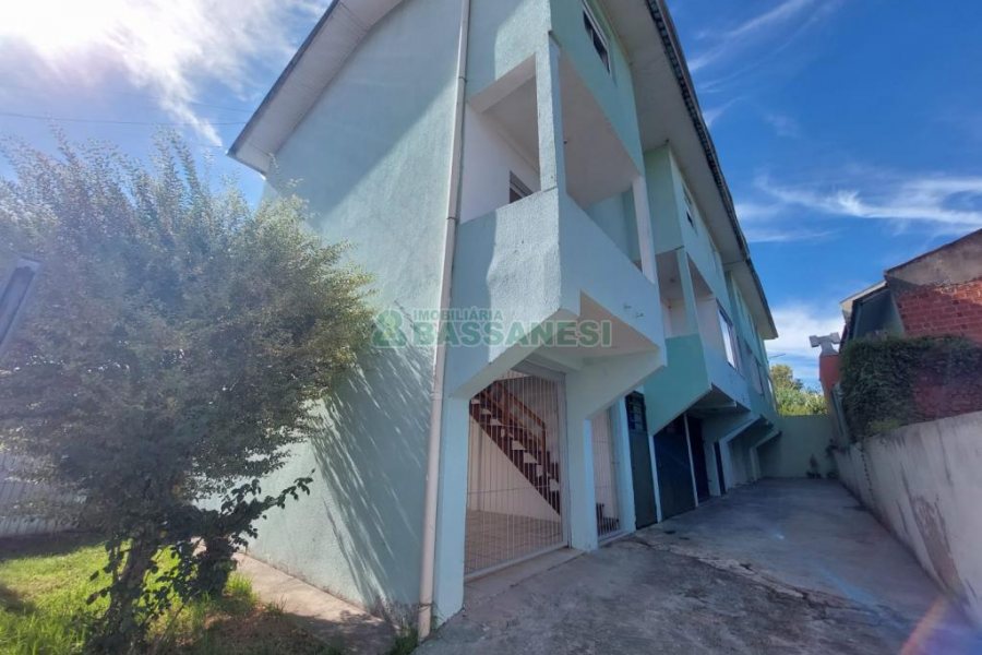 Sobrado com 84m², 2 dormitórios, 1 vaga, no bairro Charqueadas em Caxias do Sul para Comprar