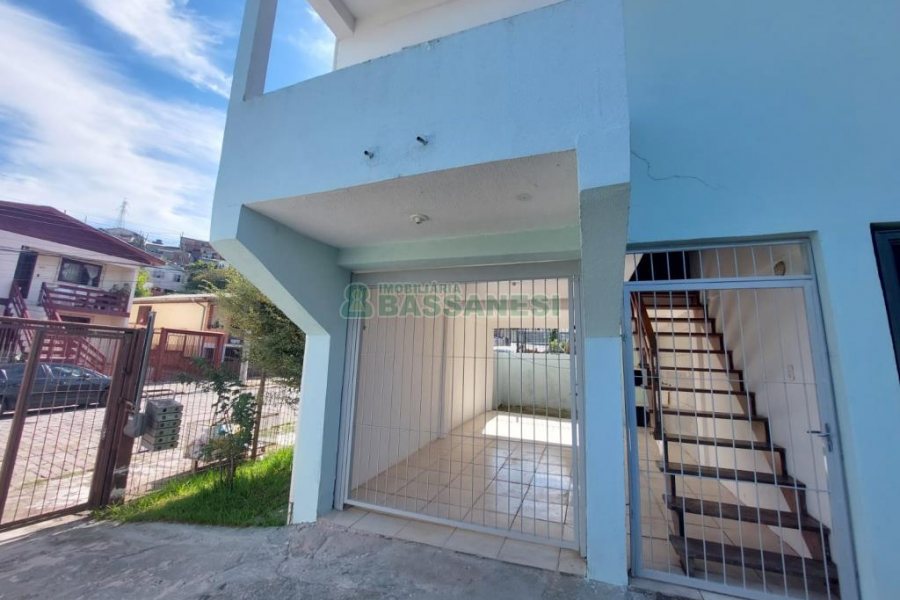Sobrado com 84m², 2 dormitórios, 1 vaga, no bairro Charqueadas em Caxias do Sul para Comprar