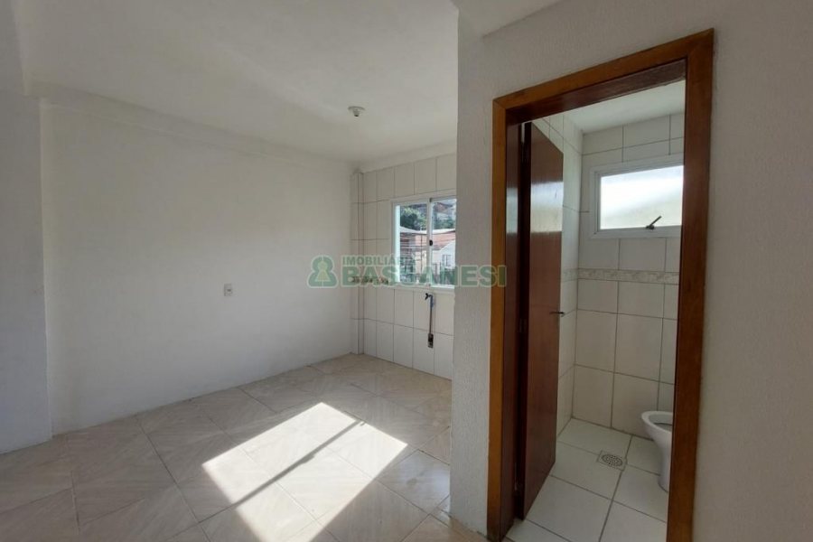 Sobrado com 84m², 2 dormitórios, 1 vaga, no bairro Charqueadas em Caxias do Sul para Comprar