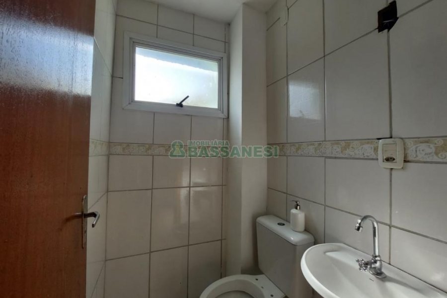 Sobrado com 84m², 2 dormitórios, 1 vaga, no bairro Charqueadas em Caxias do Sul para Comprar