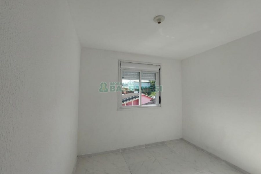 Sobrado com 84m², 2 dormitórios, 1 vaga, no bairro Charqueadas em Caxias do Sul para Comprar