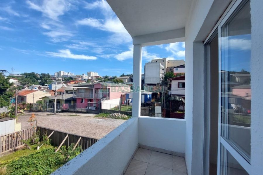 Sobrado com 84m², 2 dormitórios, 1 vaga, no bairro Charqueadas em Caxias do Sul para Comprar
