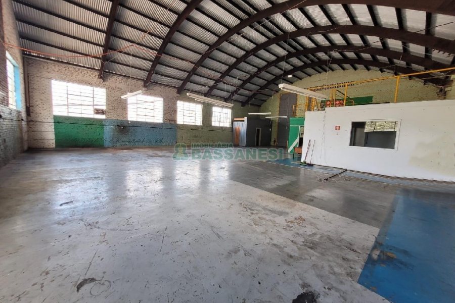 Pavilhão com 340m², no bairro Sagrada Família em Caxias do Sul para Alugar