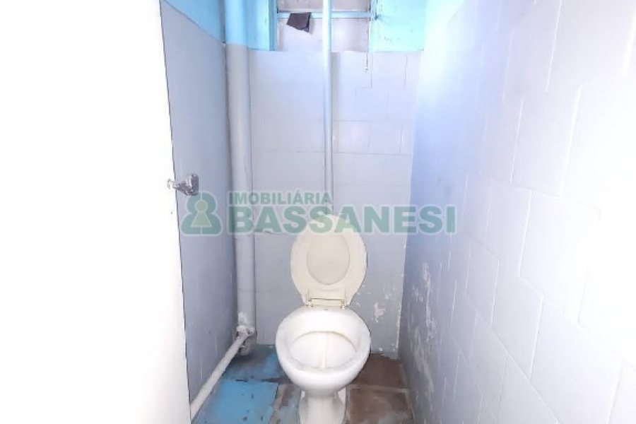 Pavilhão com 340m², no bairro Sagrada Família em Caxias do Sul para Alugar