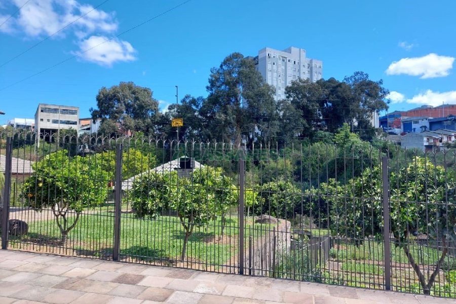 Casa Comercial com 270m², 5 dormitórios, no bairro Cinqüentenário em Caxias do Sul para Alugar