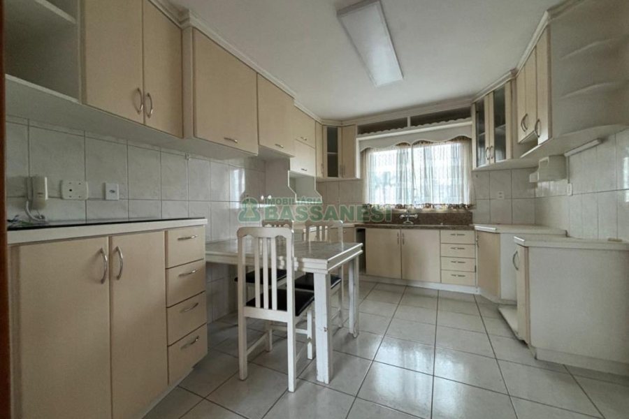 Apto Mobiliado com 105m², 3 dormitórios, 1 vaga, no bairro Petrópolis em Caxias do Sul para Alugar