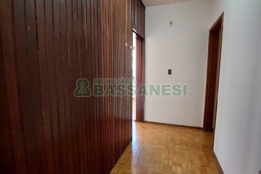 Apartamento com 105m², 3 dormitórios, 2 vagas, no bairro Centro em Caxias do Sul para Alugar