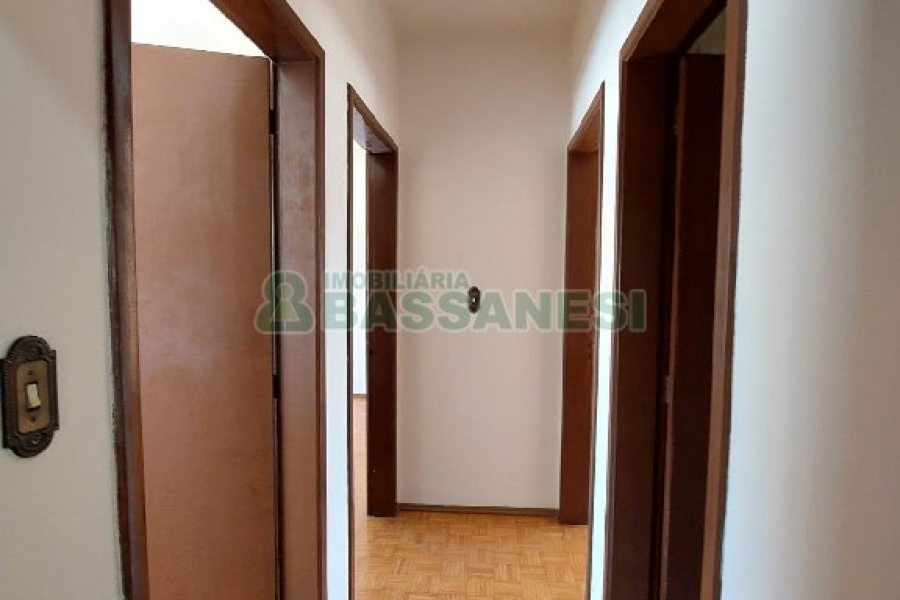 Apartamento com 105m², 3 dormitórios, 2 vagas, no bairro Centro em Caxias do Sul para Alugar