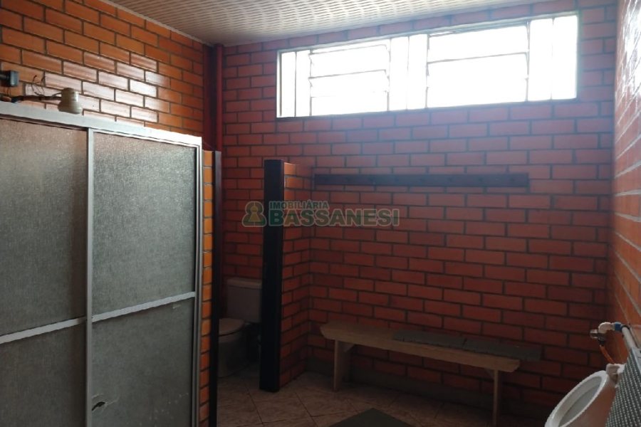 Pavilhão com 706m², no bairro Sanvitto em Caxias do Sul para Alugar ou Comprar