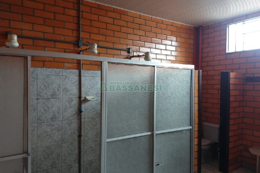 Pavilhão com 706m², no bairro Sanvitto em Caxias do Sul para Alugar ou Comprar