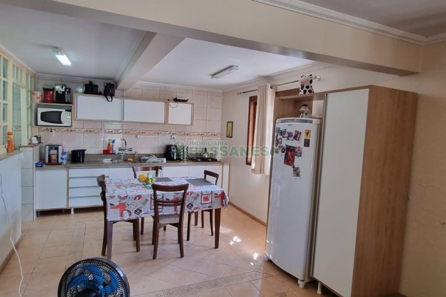 Casa com 193m², 4 dormitórios, 3 vagas, no bairro Desvio Rizzo em Caxias do Sul para Comprar