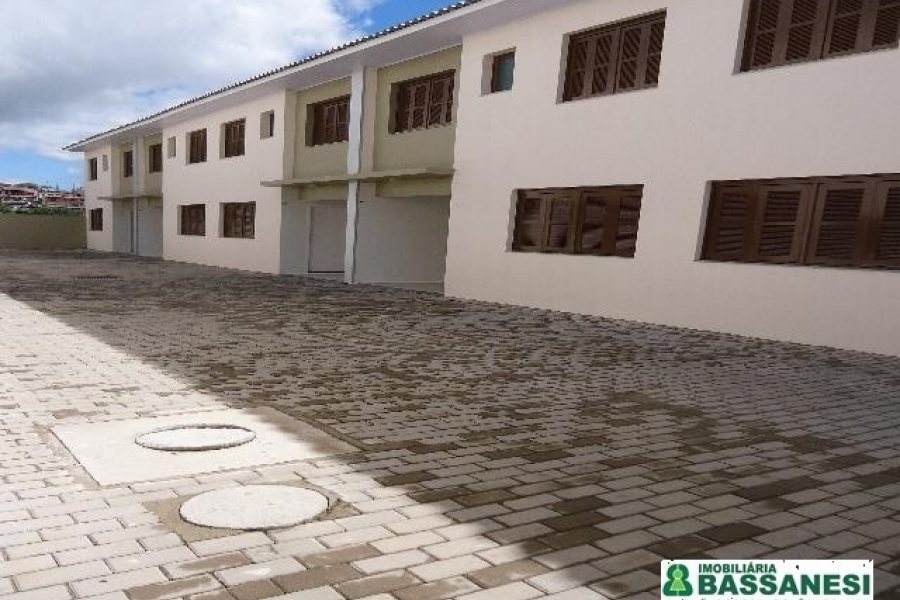 Sobrado, 2 dormitórios, 1 vaga, no bairro Kayser em Caxias do Sul para Alugar