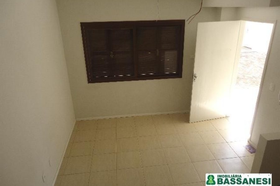 Sobrado, 2 dormitórios, 1 vaga, no bairro Kayser em Caxias do Sul para Alugar