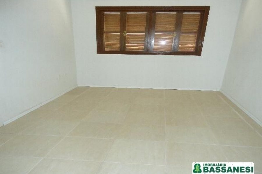 Sobrado, 2 dormitórios, 1 vaga, no bairro Kayser em Caxias do Sul para Alugar