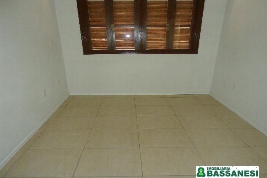 Sobrado, 2 dormitórios, 1 vaga, no bairro Kayser em Caxias do Sul para Alugar