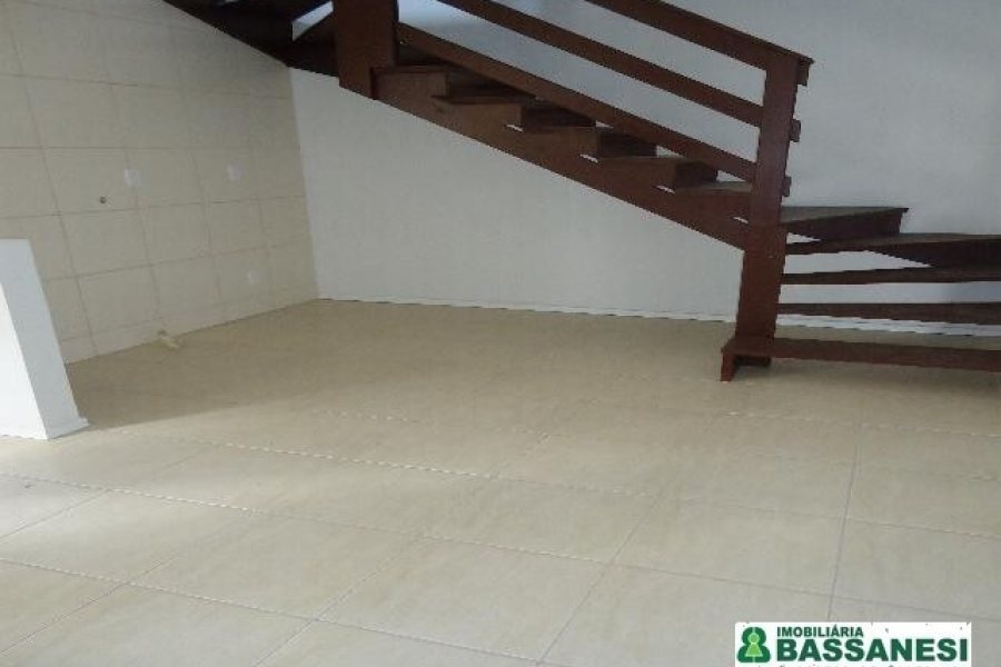 Sobrado, 2 dormitórios, 1 vaga, no bairro Kayser em Caxias do Sul para Alugar