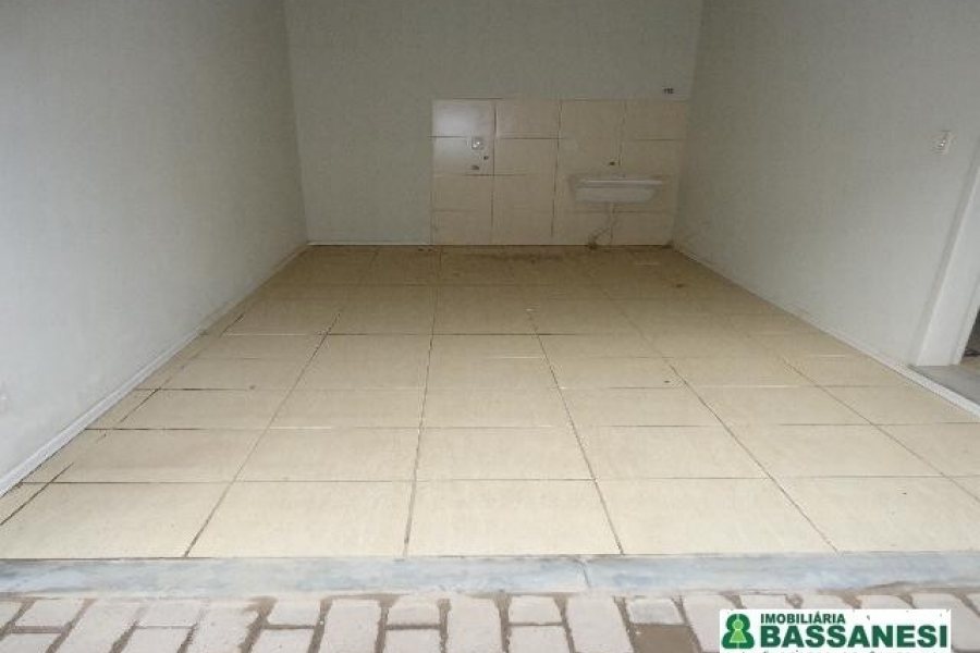 Sobrado, 2 dormitórios, 1 vaga, no bairro Kayser em Caxias do Sul para Alugar