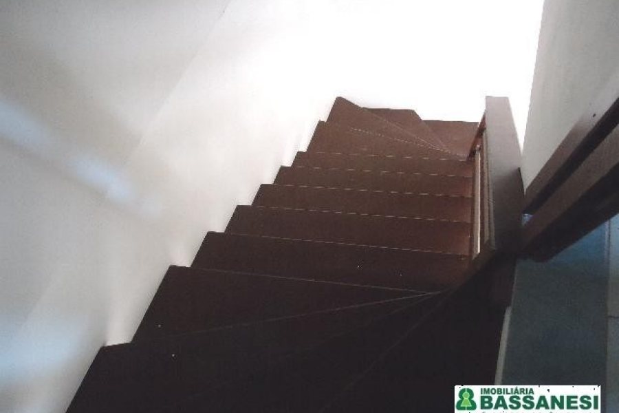 Sobrado, 2 dormitórios, 1 vaga, no bairro Kayser em Caxias do Sul para Alugar