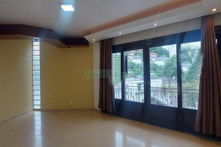 Apartamento com 77m², 2 dormitórios, 1 vaga, no bairro São Leopoldo em Caxias do Sul para Alugar