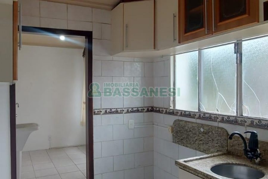 Apartamento com 77m², 2 dormitórios, 1 vaga, no bairro São Leopoldo em Caxias do Sul para Alugar