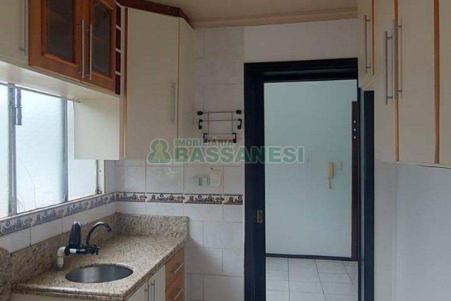 Apartamento com 77m², 2 dormitórios, 1 vaga, no bairro São Leopoldo em Caxias do Sul para Alugar