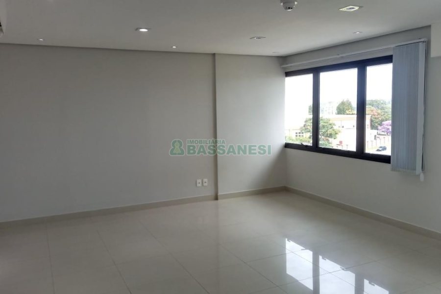 Sala com 48m², 1 vaga, no bairro Villagio Iguatemi em Caxias do Sul para Comprar