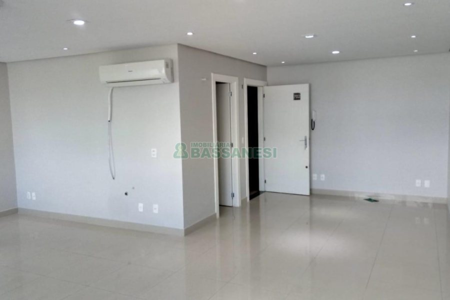 Sala com 48m², 1 vaga, no bairro Villagio Iguatemi em Caxias do Sul para Comprar